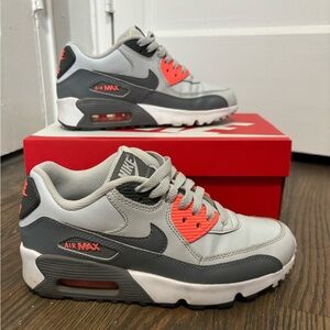 Size 4 youth , kindly used , NIKE air MAX